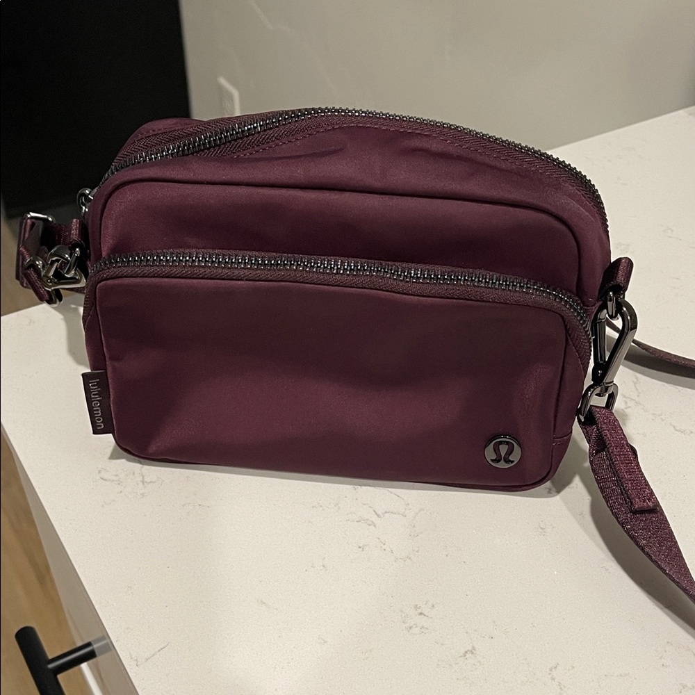lululemon everywhere crossbody bag in goodnight plum/gunmetal